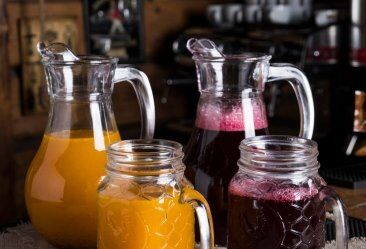 Alugue jarras com a Total Eventos e sirva bebidas com praticidade aos seus convidados