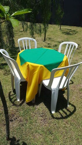 Kit Mesa Quadrada com 4 Cadeiras + Toalha Amarela + Cobre mancha Verde