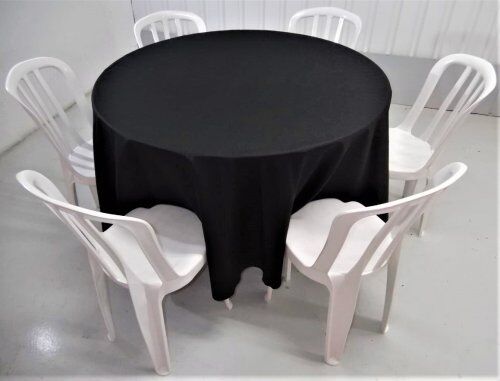 KIT MESA MDF 6 LUGARES REDONDA 1,20 Ø + 6 CADEIRAS BISTRÔ DE PLÁSTICO - BRANCA + TOALHA PRETA RÁFIA 2,40 Ø