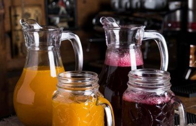 Alugue jarras com a Total Eventos e sirva bebidas com praticidade aos seus convidados