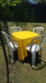Kit Mesa Quadrada com 4 Cadeiras + Toalha Amarela