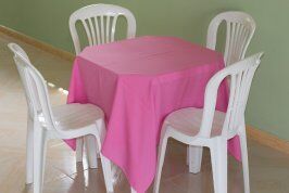 Kit Mesa Quadrada com 4 Cadeiras + Toalha Rosa