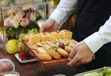 Alugue bandejas com a Total Eventos e valorize a apresentação de alimentos na sua festa Alugue bandejas com a Total Eventos e valorize a apresentação de alimentos na sua festa