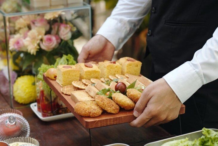 Alugue bandejas com a Total Eventos e valorize a apresentação de alimentos na sua festa